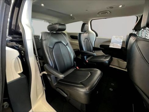 Used 2024 Chrysler Pacifica Touring-L FWD image 24