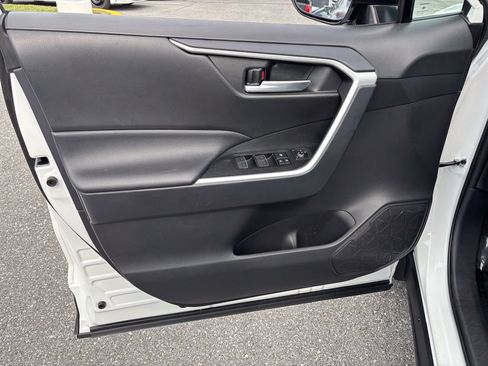Used 2025 Toyota RAV4 XLE AWD/4WD image 16