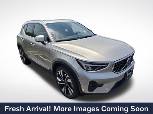 Used 2023 Volvo XC40 B5 Plus w/ Driver Assist Package AWD/4WD image 1