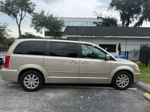 Used 2014 Chrysler Town & Country Touring FWD image 4