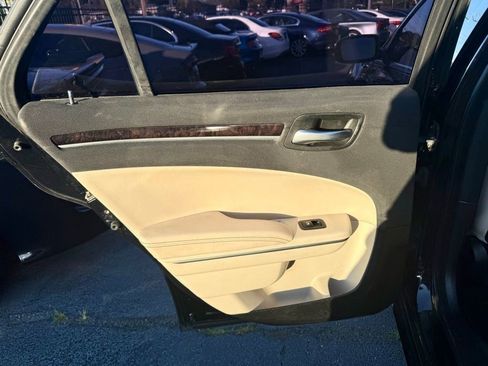 Used 2018 Chrysler 300 Limited image 25