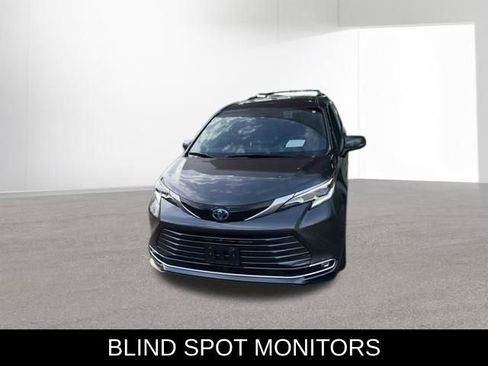 Used 2025 Toyota Sienna Platinum AWD/4WD image 3