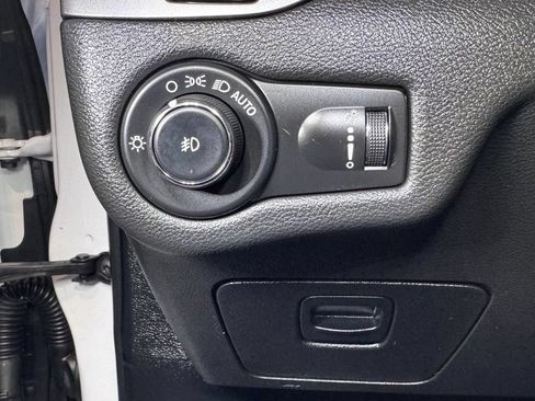 Used 2019 Jeep Cherokee Latitude w/ Popular Appearance Group AWD/4WD image 24