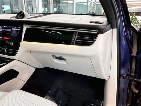 Used 2022 Porsche Macan w/ Premium Package Plus image 19