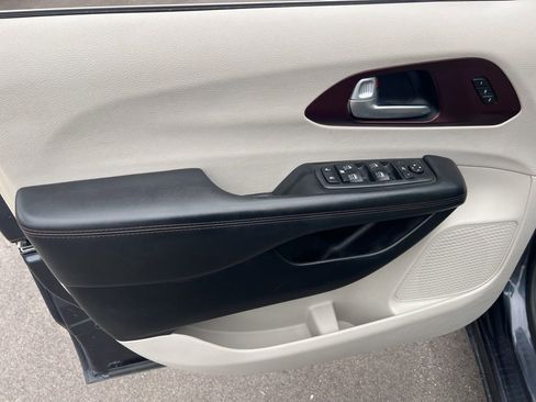 Used 2020 Chrysler Pacifica Limited image 6