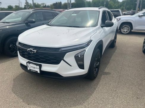 New 2026 Chevrolet Trax LT w/ Driver Confidence Package FWD image 3
