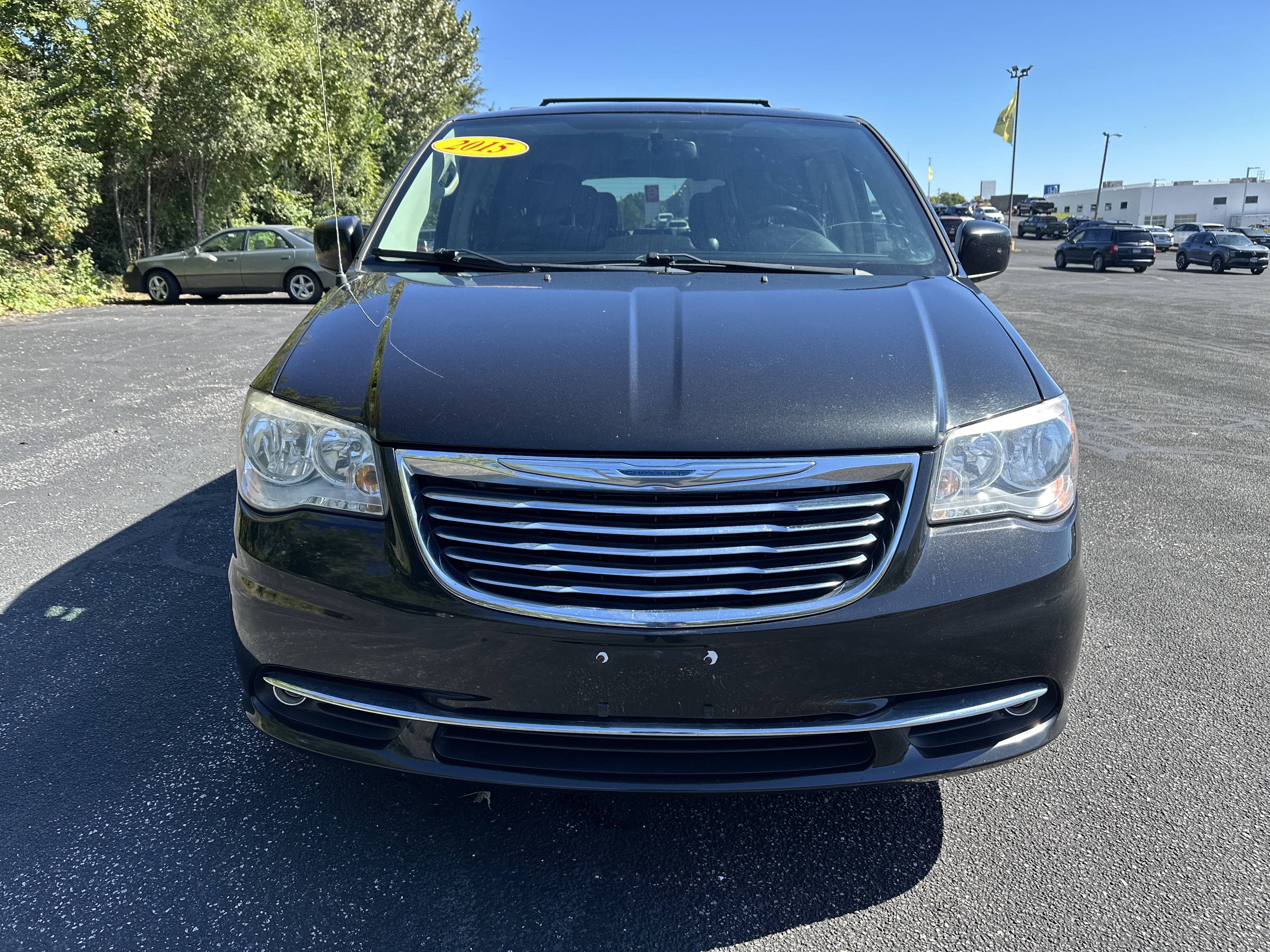 Used 2015 Chrysler Town & Country Touring w/ Driver Convenience Group FWD image 2