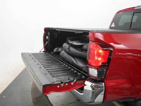 Used 2022 Toyota Tacoma SR5 AWD/4WD image 9