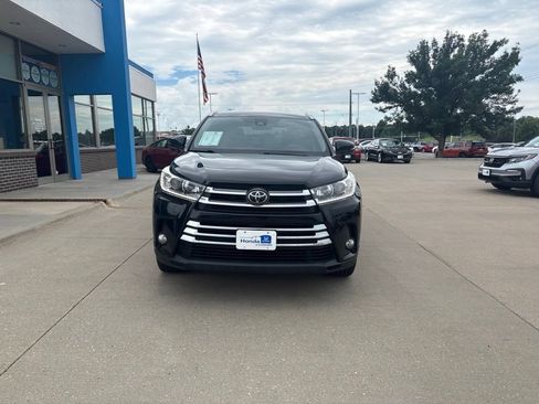 Used 2017 Toyota Highlander Limited AWD/4WD image 2