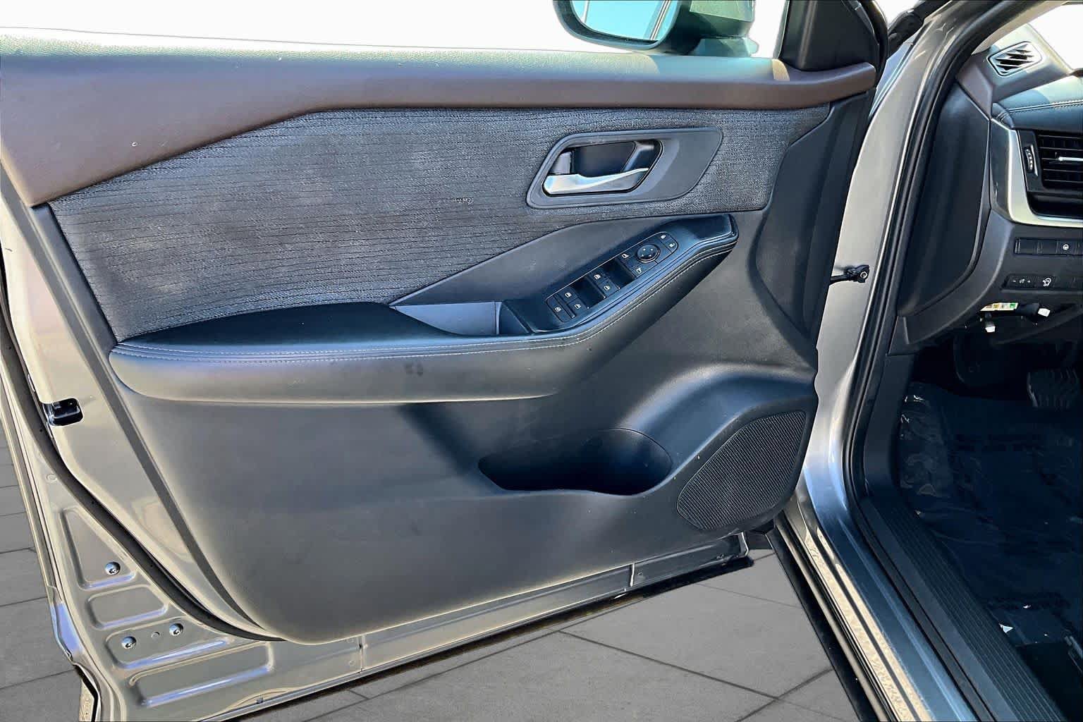Used 2023 Nissan Rogue SV FWD image 19