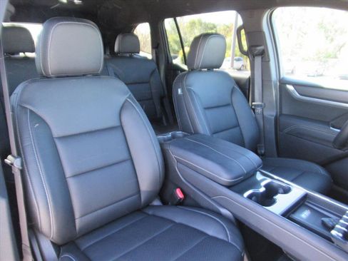 Used 2025 GMC Acadia Elevation image 8