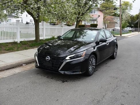 Used 2025 Nissan Altima 2.5 SV FWD image 2
