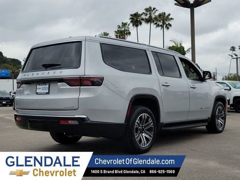 Used 2024 Jeep Wagoneer L Series II image 12