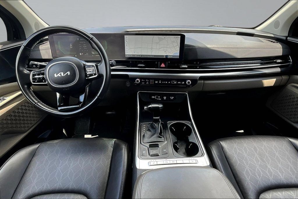 Used 2025 Kia Carnival FWD image 8