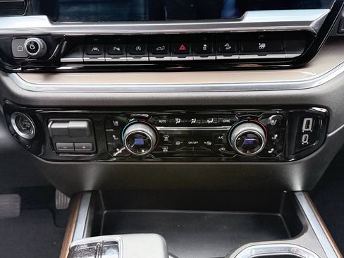 Used 2022 Chevrolet Silverado 1500 High Country w/ Technology Package image 19