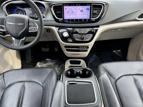 Used 2022 Chrysler Pacifica Touring-L FWD image 10