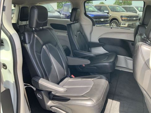 Used 2023 Chrysler Pacifica Touring-L FWD image 50