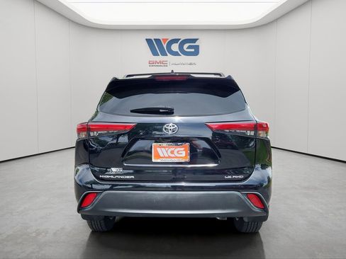 Used 2022 Toyota Highlander LE AWD/4WD image 13