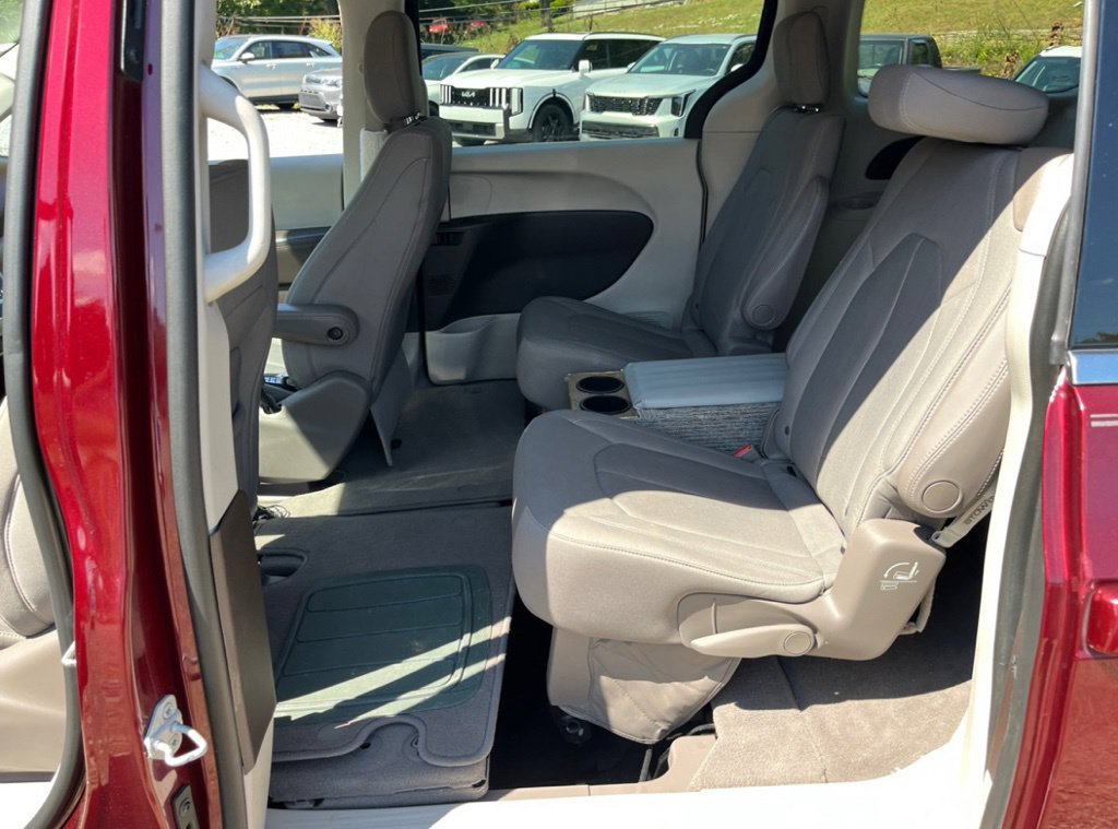 Used 2017 Chrysler Pacifica LX FWD image 3