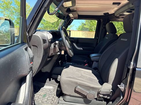 Used 2017 Jeep Wrangler Sahara w/ Dual Top Group AWD/4WD image 12