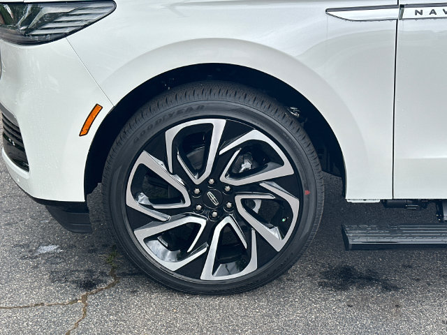 New 2026 Lincoln Navigator L Reserve AWD/4WD image 12