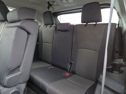 Used 2023 Toyota Highlander L image 18