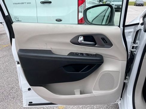 Used 2023 Chrysler Pacifica Touring-L FWD image 14
