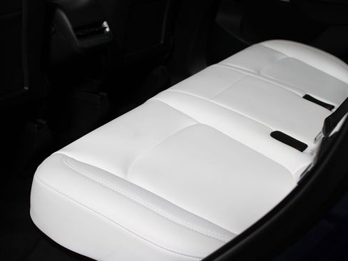 Used 2022 Tesla Model Y Long Range image 23