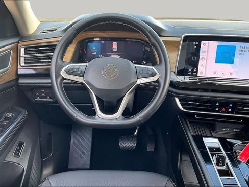Used 2025 Volkswagen Atlas SE FWD image 6