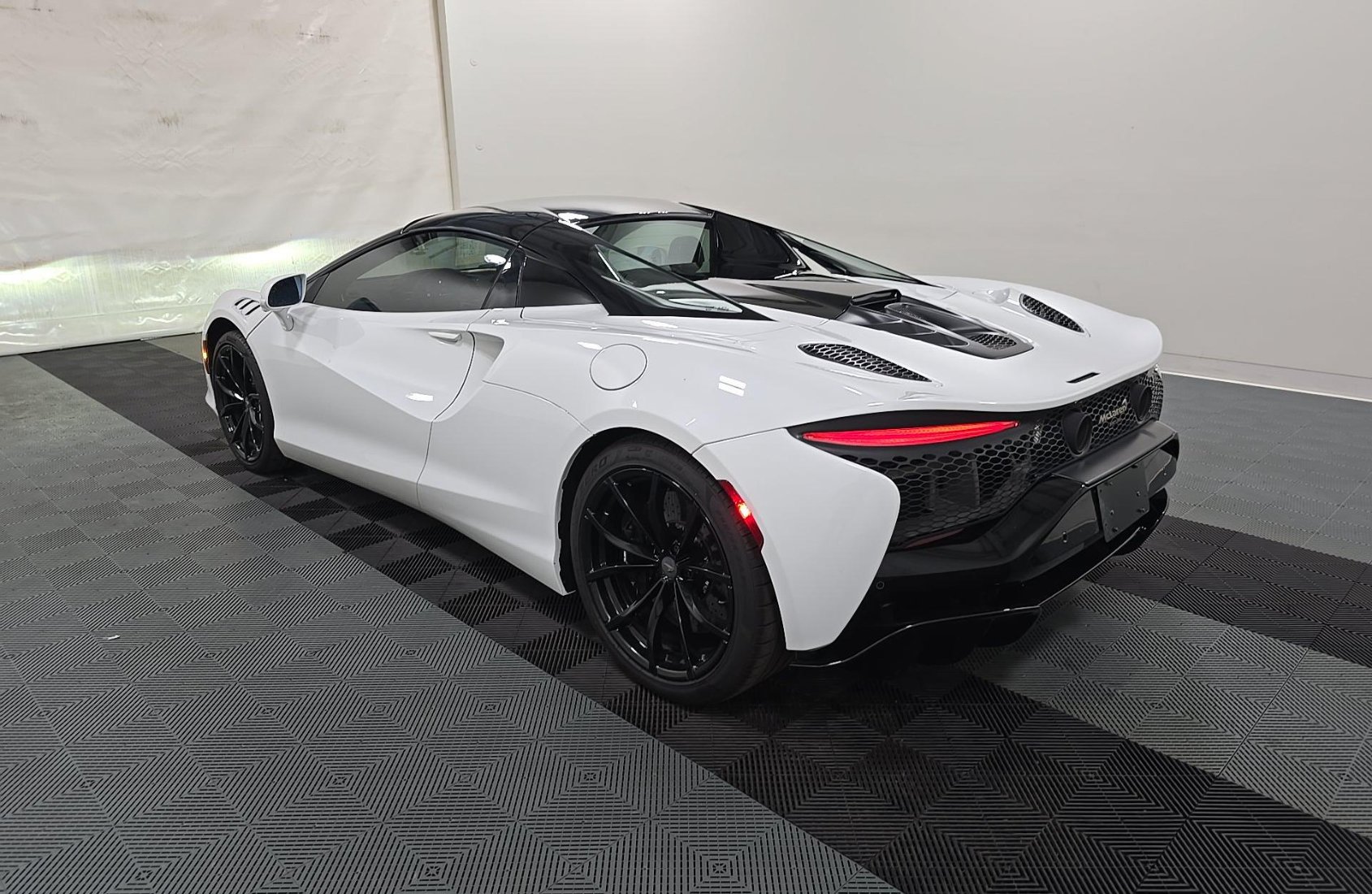 Used 2025 McLaren Artura Spider RWD image 2
