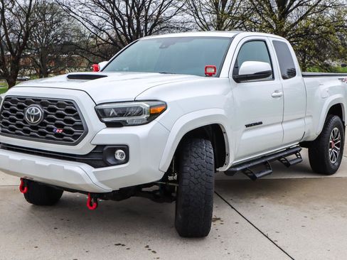 Used 2021 Toyota Tacoma TRD Sport w/ TRD Premium Sport Package image 3