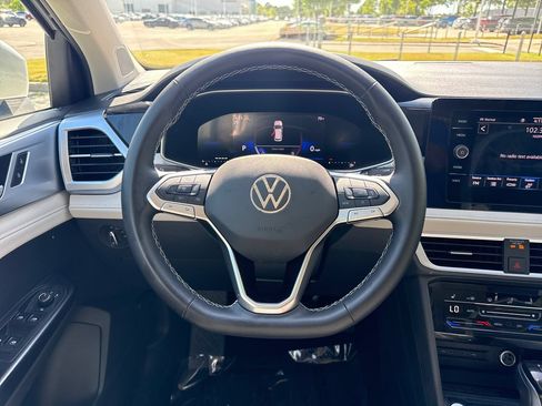 Used 2025 Volkswagen Taos SE AWD/4WD image 19