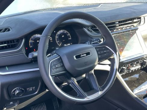 New 2025 Jeep Grand Cherokee Altitude image 14