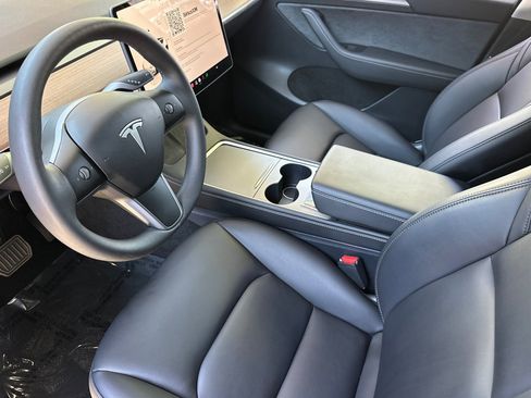 Used 2025 Tesla Model Y Long Range RWD image 4