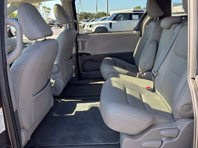 Used 2020 Toyota Sienna XLE Premium FWD image 11