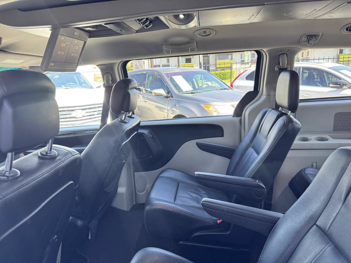 Used 2016 Chrysler Town & Country Touring FWD image 31