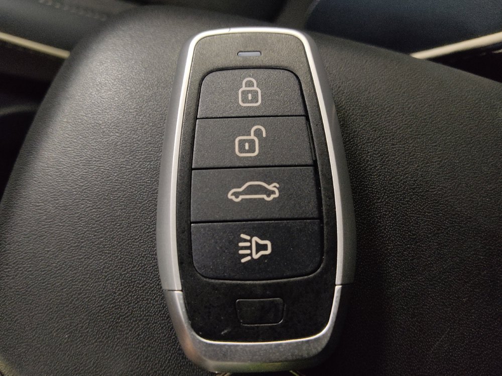 Used 2024 Hyundai Venue Limited FWD image 32