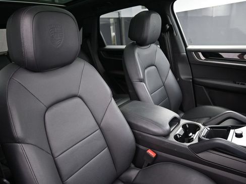 Certified 2025 Porsche Cayenne AWD/4WD image 30