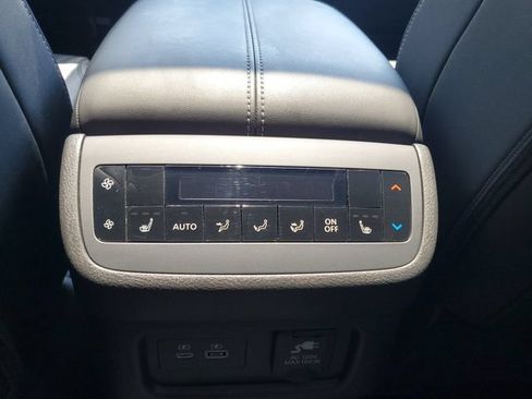 Certified 2024 Nissan Pathfinder Platinum w/ Black Appearance Package FWD image 6