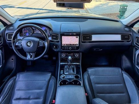 Used 2013 Volkswagen Touareg Sport image 27