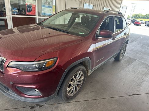 Used 2019 Jeep Cherokee Latitude Plus FWD image 2