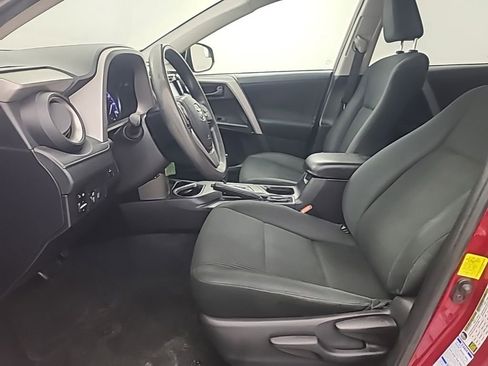 Used 2018 Toyota RAV4 LE AWD/4WD image 24