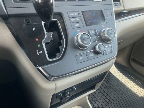 Used 2018 Toyota Sienna XLE AWD/4WD image 23