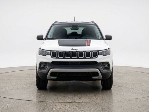 Used 2025 Jeep Compass Trailhawk AWD/4WD image 2