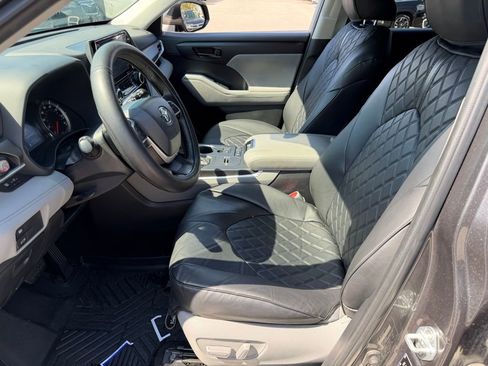 Used 2022 Toyota Highlander LE image 24