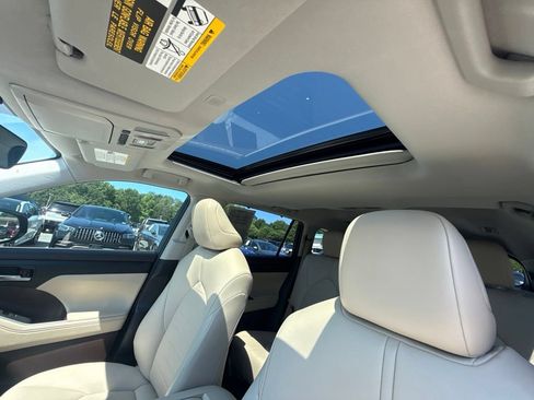 Used 2021 Toyota Highlander XLE FWD image 6