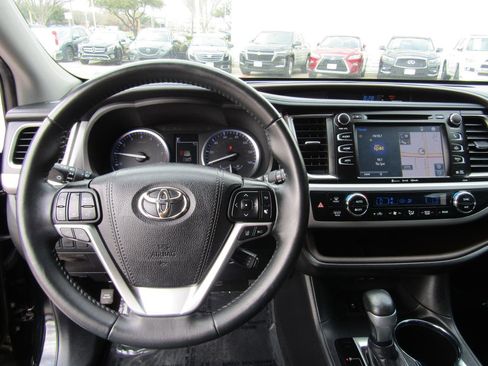 Used 2019 Toyota Highlander XLE image 18