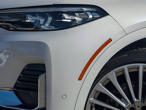 Used 2022 BMW X7 xDrive40i w/ Executive Package image 3