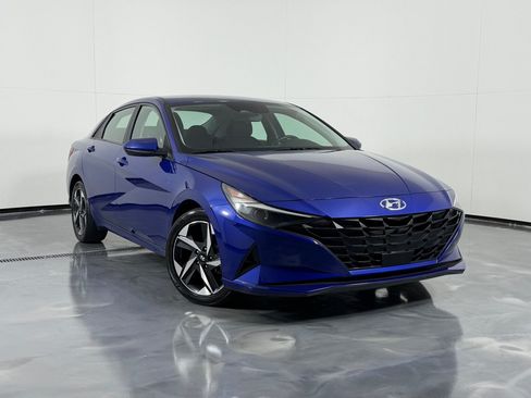 Used 2023 Hyundai Elantra SEL w/ Convenience Package FWD image 2