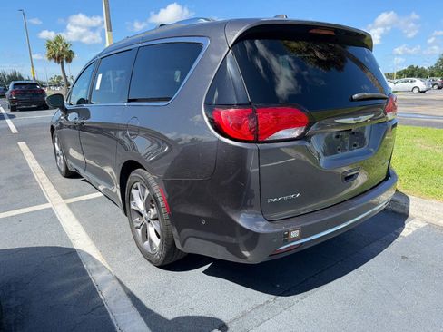 Used 2019 Chrysler Pacifica Limited w/ Tire & Wheel Group FWD image 8